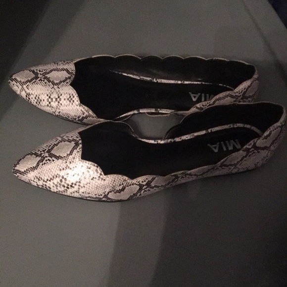 New with out tags- adorable MIA snakeskin flats! - Picture 2 of 4